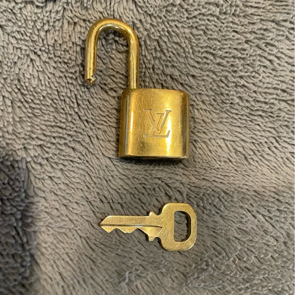 #313 Louis Vuitton Lock & Key #313 with unbranded choker chain - Picture 8 of 10